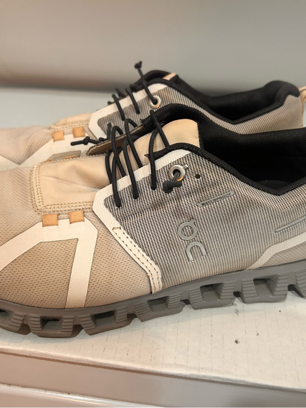 On Cloud 5 Running Women's Size 9.5 Waterproof Sneakers